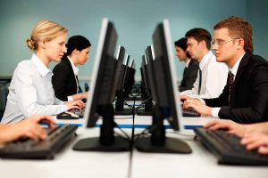 Gente trabajando en oficina con ordenadores