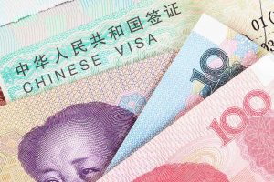 Yuan chino o el dinero de billetes de la moneda China con visado para el concepto de viaje, vista de cerca como fondo