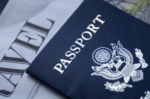 Detalle de pasaporte sobre hoja impresa