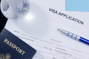 Pasaporte y Bolígrafo sobre formulario de visado